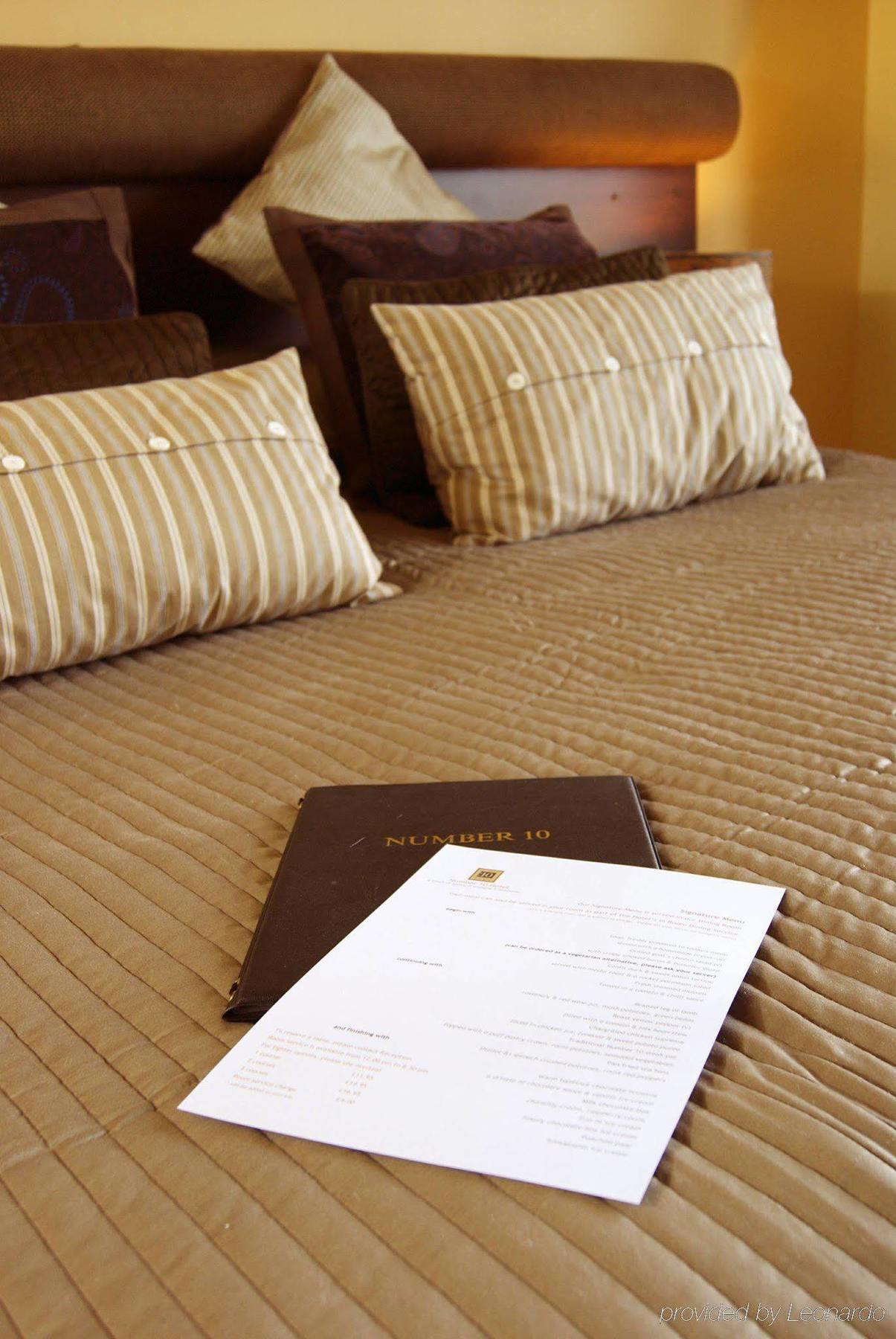 Number 10 Hotel Glasgow Room photo